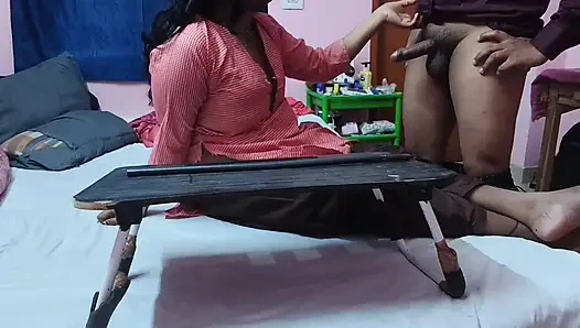 Öğretmen en sevdiği öğrenciyi yaramaz tantarum yüzünden sopayla cezalandırıyor