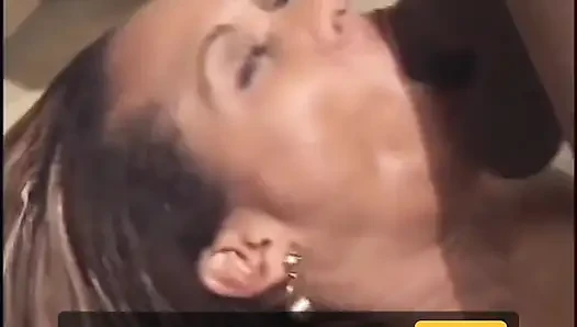 Memek mungil hitam pirang seksi menjilati memeknya ... Crot di mulut