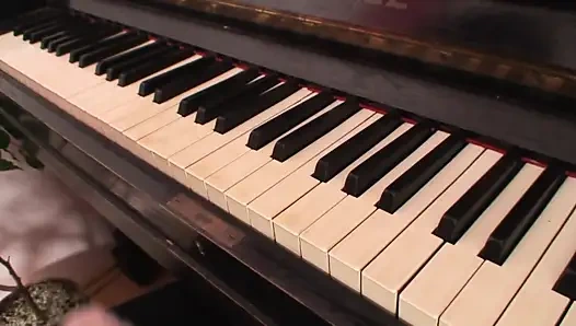 Hold milf rides a monster cock after sucking it deepthroat