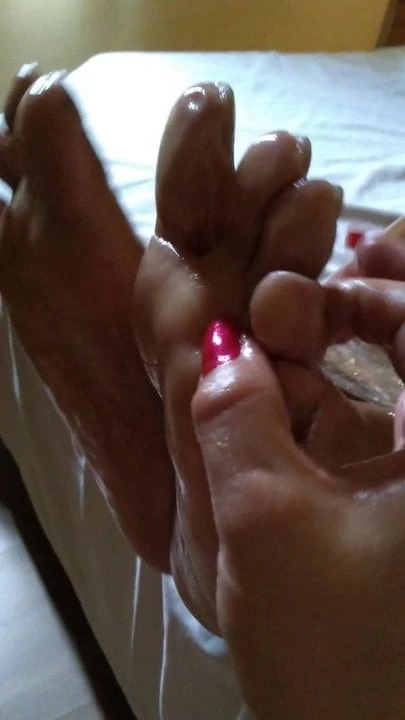 Sabrina的长长的红色指甲挠我的脚