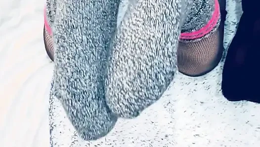 Ein Unwiderstehliches Outfit: Sportliche Socken Und Netzstrümpfe