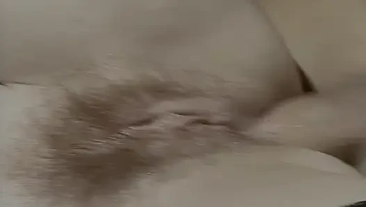 Önce Kanepede Mastürbasyon Yapıyor, Sonra Bir Penisi Poposuna Alıyor