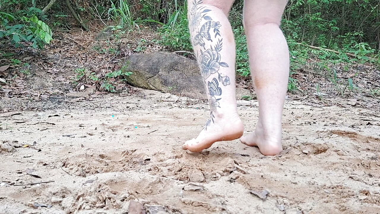 GIFT KVINNE GÅR I SKOGEN MED EN SINGEL MANN OG LAR HAM KNULE RUMPA HENNES