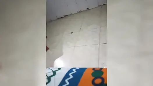 Ngentot saudara tiriku di ranjang orang tua kami