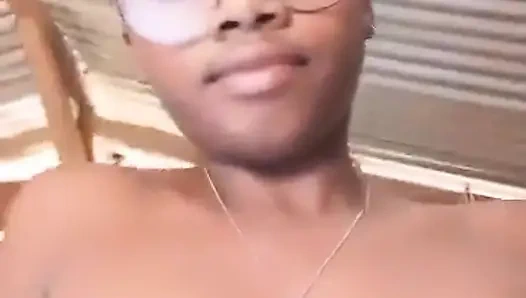 Wanita kulit hitam lagi sendirian di rumah