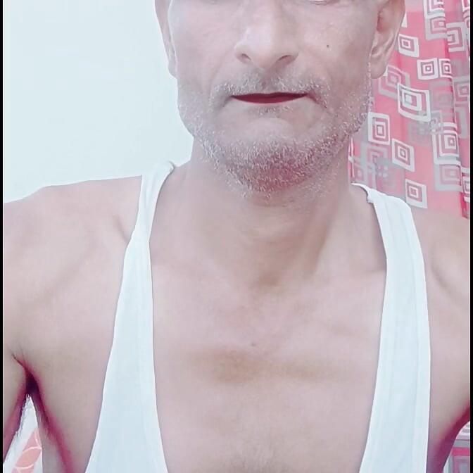 нанесла помаду.