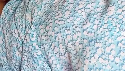Cewek sange ini lagi asik masturbasi itilnya sampai orgasme intens