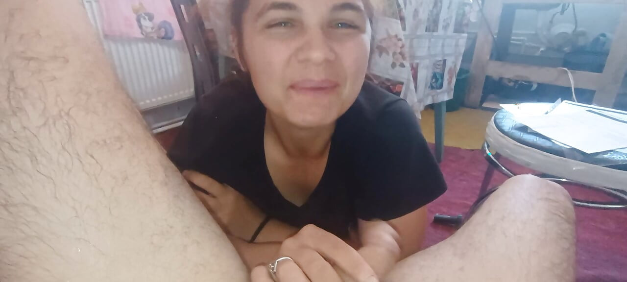 Le chupo a mi padrastro cuando llega del trabajo y luego le hago comer