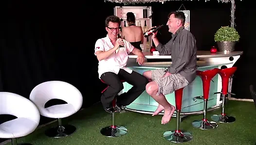 Verführte Schlampe, Doppelpenetration, Küchenfick