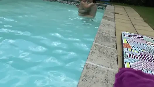 Ngentot sama wanita semok di kolam renang