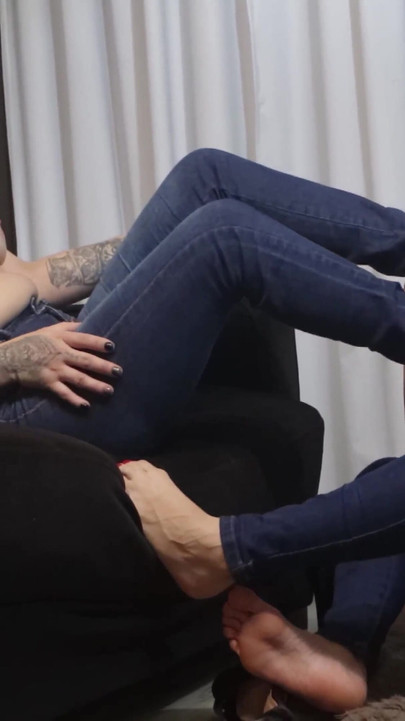 Tight Jeans and Swallowing Feet! Venus and Sun Foot Worship!