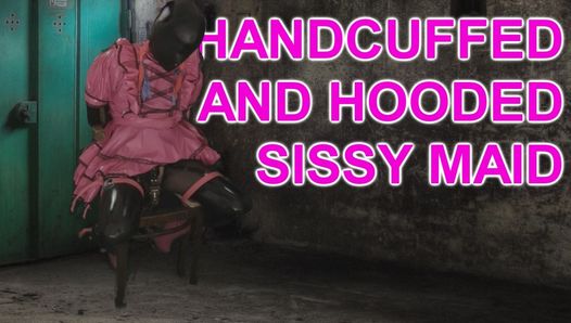 Sissy-Zimmermädchen mit Handschellen und Kapuze