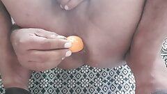 Menino indiano fodendo o cu com cenouras