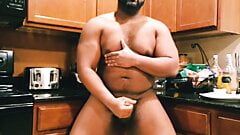 Negro papi bbc masturbándose en la cocina