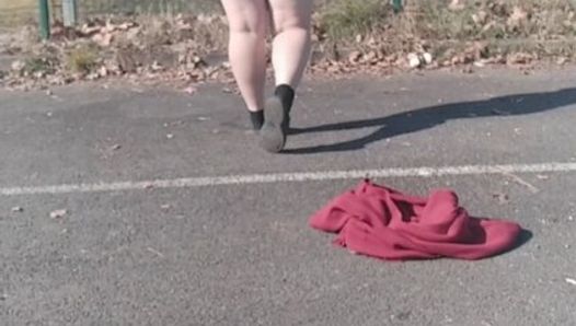 フランス人少女は大きなお尻で通りで裸になる