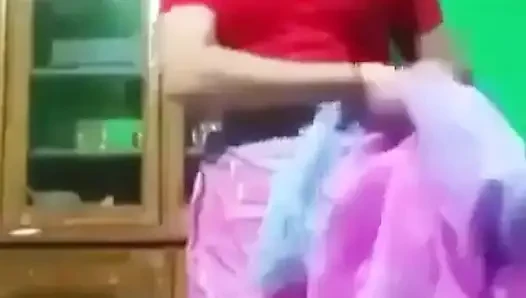 Hintli kız sari değiştiriyor ve göğüslerini gösteriyor
