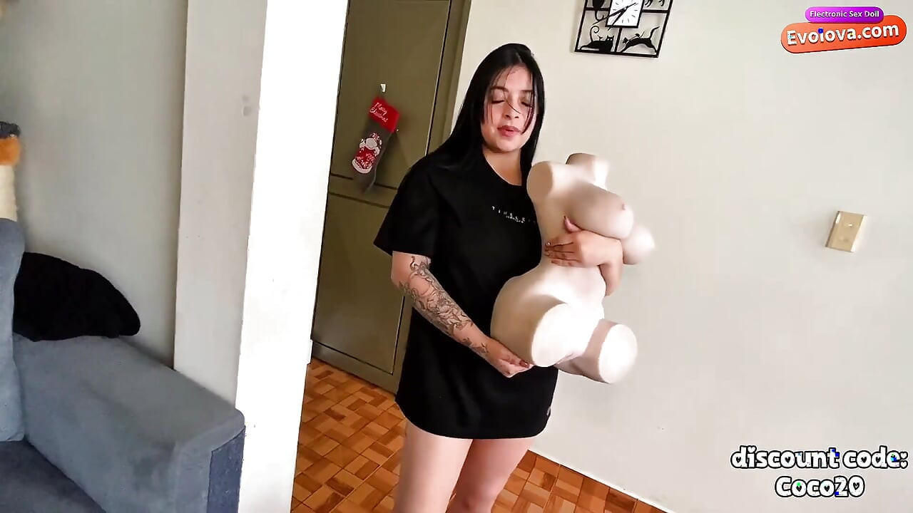 我的大屁股女友要我和她的性玩偶一起操她！