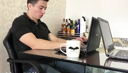 Kiffa Bir Ofis Çalışanı