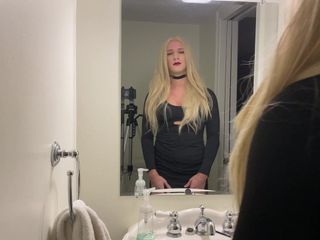 Blonder Transvestit zeigt Höschen