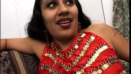 Memek berbulu cewek india dientot sama cowok gagah saat threesome