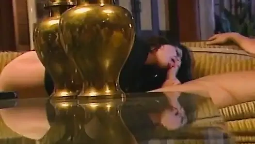 Ateşli kanepede baştan çıkarıcı esmer orta yaşlı seksi kadın