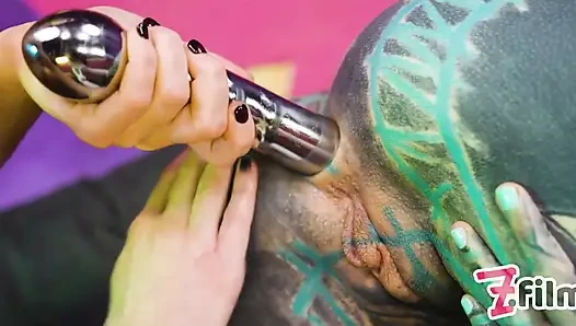 Лесбийское развлечение с двойным металлическим дилдо с Anuskatzz