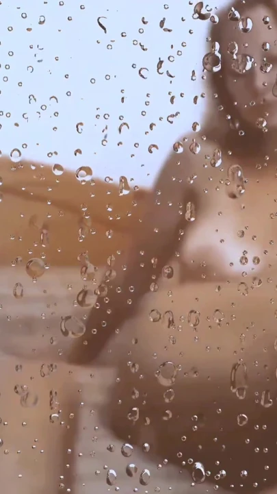 成熟妻子享受雨天（老派风格）