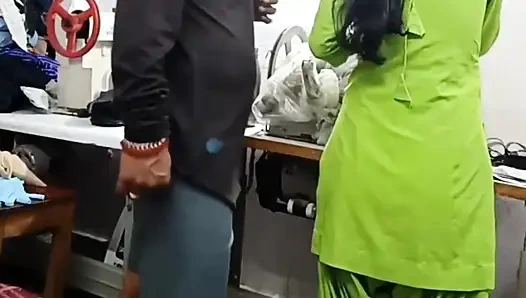 Sie war zum Schneidermeister gegangen, um ihre Bluse enger zu bekommen. Der Schneidermeister lockerte die muschi, indem er seinen penis einfügte