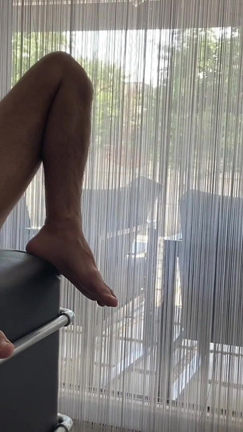 "Satisfizo sensualmente a mi novio con la ayuda de mis manos y dedos"