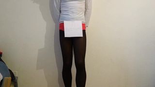 Sissy crossdresser w ciasnym spandeksie