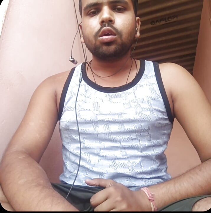 Gledanje vrućeg i seksi jebačkog videa s velikom glasnoćom