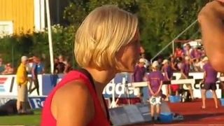 Carolina kluft vorführt ihren Körper