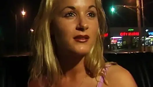 Versaute Taxifahrt mit blonder Verführerin