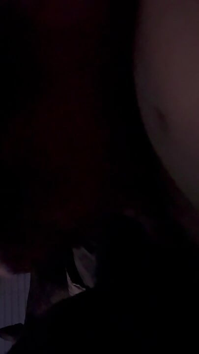 Γατάκι πιπιλίζει πούτσο