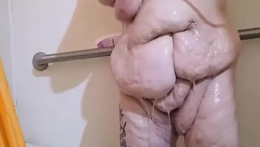 Dökülen duşta o çiçeği yutuyor