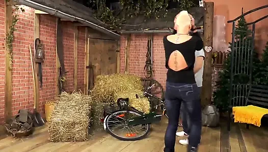 Tätowierte blondine leckt und fickt auf der farm