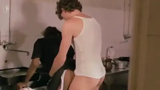 Даю горничной клизму