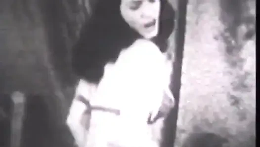 Brunette kuno menelanjangi