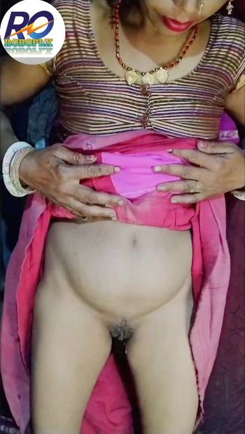 印度德西哥纱丽脱下手指全裸的女孩