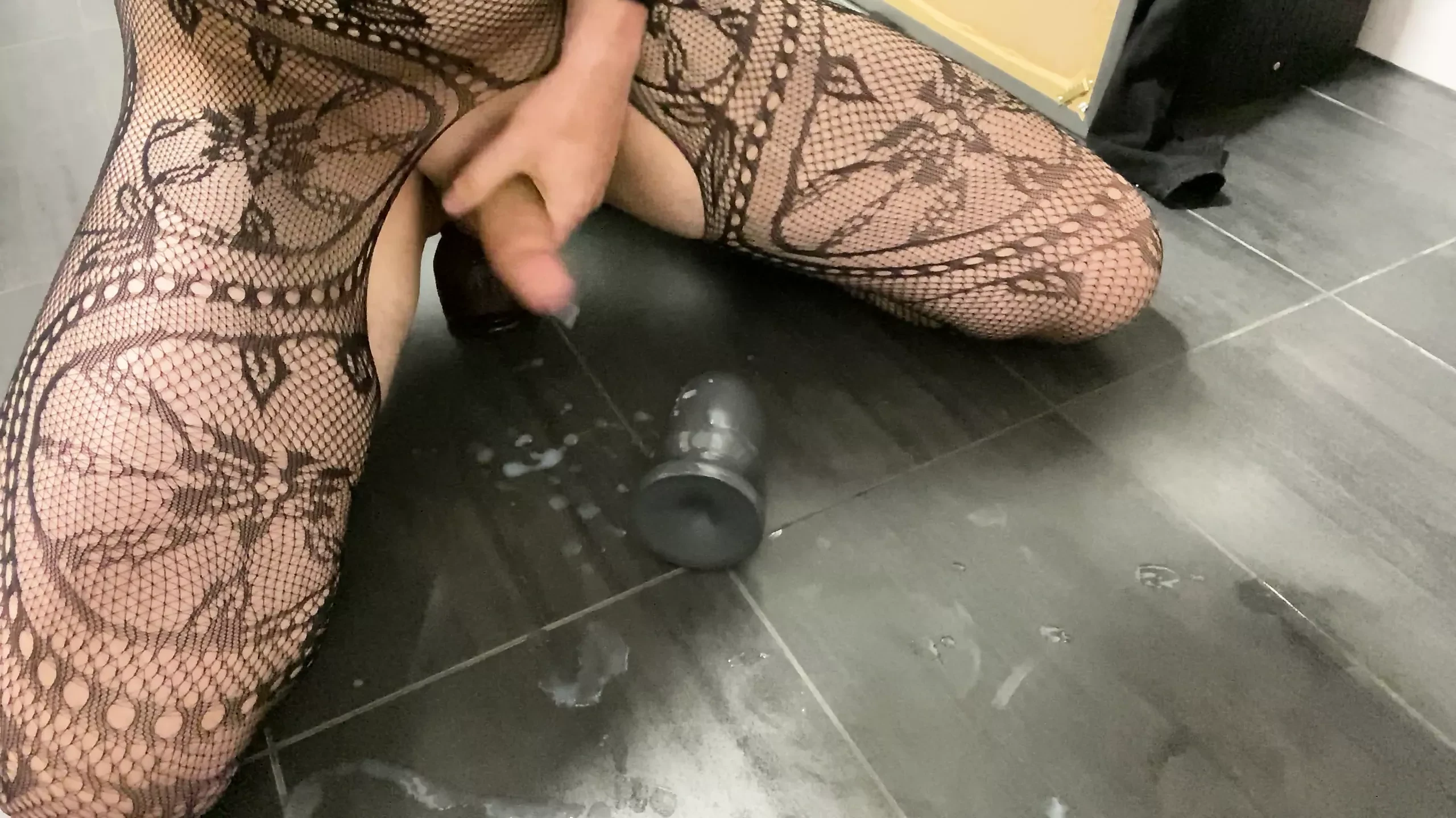 Pancutan mani besar dengan dildo dalam pantat saya