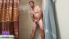 Il figliastro ama guardare il porno di famiglia sotto la doccia (anteprima)