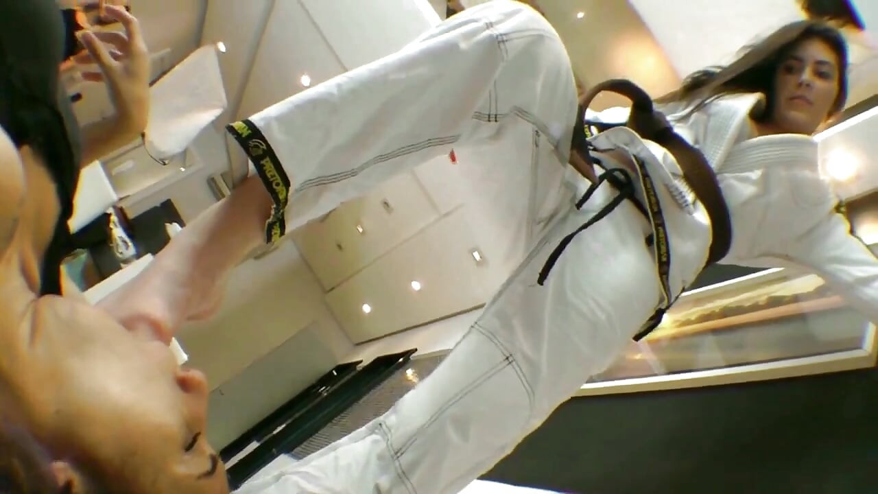 Karateka Feet Face από την Pandora Cruel και τον σκλάβο Pat
