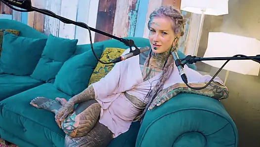 B hakkında konuşuyorum - bordem - asmr podcast sfw konuşuyor gotik sıska kız dreadlocks dövmeli model dövmeli kız