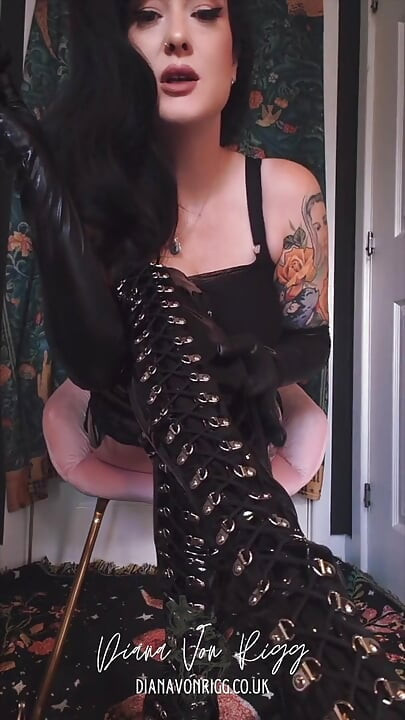 Bound For My Boots: גברת כובלת אותך באזיקים מפלדה בזמן שהיא מעשנת ומתגרה בך
