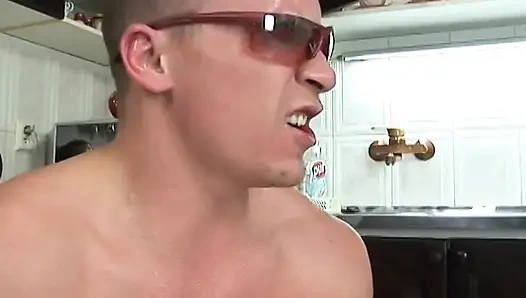 Возбужденный парень проникает с темноволосой пумой на кухне