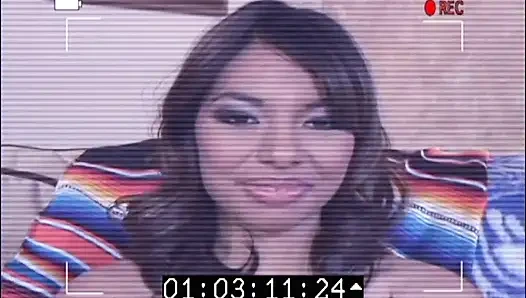 Красотка азиатская миниатюрная киска трахается, сосет большой хуй... сперма в рот