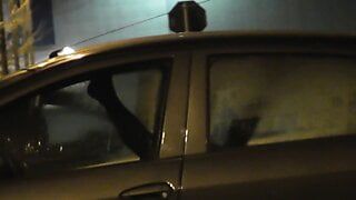 Meine Eheschlampe mit einem Fremden im Auto vor Voyeuren teilen