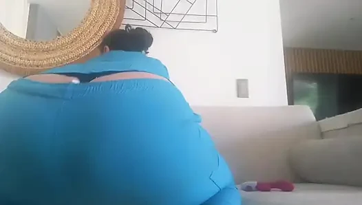 MILF Ich bin so geil, dass ich am Ende meinen großen Hintern berühre und masturbiere, bis ich spritze