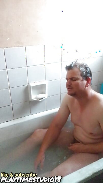 Vrući frajer se igra s kurcem i guzicom u kadi za tatu, pravi prljavi razgovor za obožavatelje