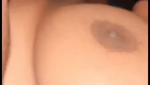 Desi-ehefrau mit dicken möpsen fickt mit titten hüpfen